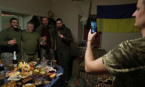 新年前夜,一名乌克兰士兵在顿涅茨克地区的军事休息室里用手机拍照