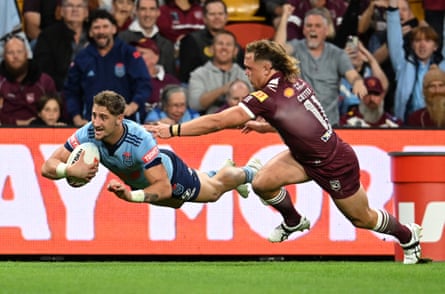 Lomax dives over the line to score.