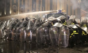 Die Bereitschaftspolizei setzt auf Demonstranten in Tiflis (Georgien) Wasserwerfer ein.