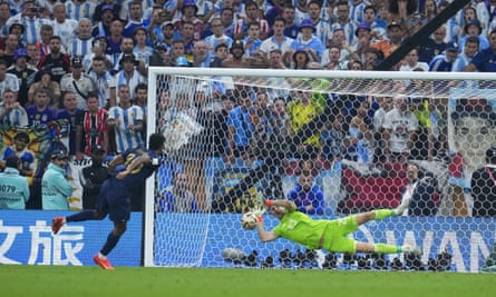 Emiliano Martínez saves from Kingsley Coman in the shootout.