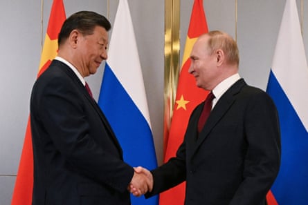 Vladimir Putin, a la derecha, y Xi Jinping en Astaná, Kazajstán, julio de 2024