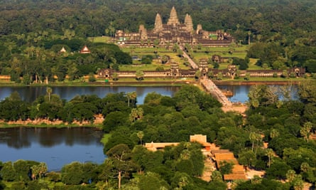 Avec son éventail de temples de l'empire khmer datant du IXe siècle, le complexe archéologique est l'attraction la plus populaire du Cambodge, alimentant l'économie locale avec plus de 2 millions de visiteurs chaque année.