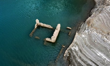 Αεροφωτογραφία ενός πέτρινου κτιρίου που αναδύεται από το νερό