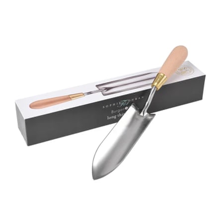 Burgon & Ball’s long trowel Sophie Conran Long Thin Trowel leaning against packaging box