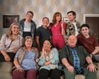 La Sitcom della BBC "Two Doors Down" Sbarca sul Palco con il Cast Completo della TV