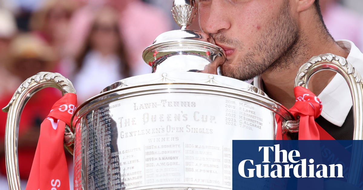 Carlos Alcaraz beats Lehecka to extend win streak and regain crown as king of Queen's