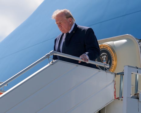 Ο Ντόναλντ Τραμπ αποχωρεί από το Air Force One στη Γενεύη της Ελβετίας, καθ' οδόν για να παραστεί στη Σύνοδο Κορυφής των Ηγετών της G7 στο Evian της Γαλλίας.