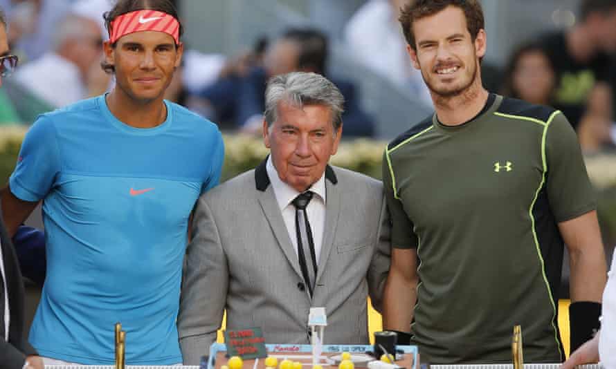 Manuel Santana, centro, celebra su cumpleaños con Rafael Nadal, izquierda, y Andy Murray, derecha, antes de la final del Open de Madrid 2015.