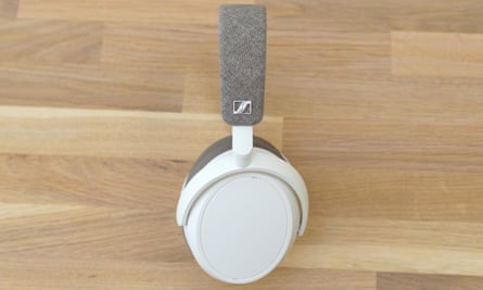 ภาพ Sennheiser Momentum 4 Wireless จากด้านข้างแสดงแถบคาดศีรษะ โลโก้บริษัท และด้านนอกของชุดหูฟัง