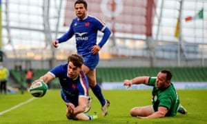 Damian Penaud scores a try for France.