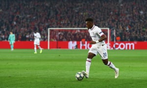 Callum Hudson-Odoi ayudó a crear el gol de Willian contra Lille