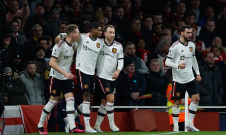 Marcus Rashford celebra tras anotar el primer gol.