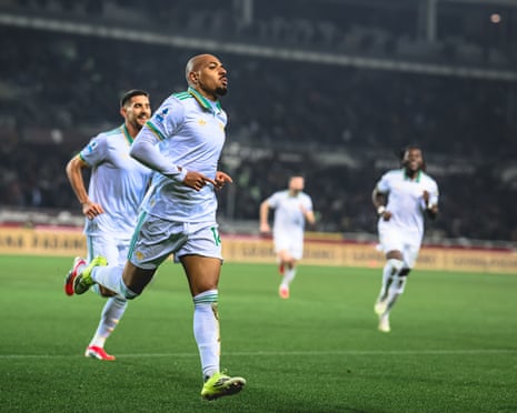 टोरिनो में रोमा की 2-0 की जीत में डोनियल मालेन ने पहली बार स्कोरिंग का जश्न मनाया।