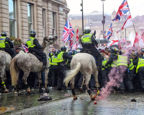 Keir Starmer spricht über Extremismus und Tommy Robinson“ /><p>Das <strong>Regierungsverbot für ausländische Aktivisten</strong> stellt eine Verschärfung der Haltung Großbritanniens gegenüber internationalen extremistischen Netzwerken dar, die versuchen, im Land Einfluss zu gewinnen. Einwanderungsbeamte nutzten nationale Sicherheitsbestimmungen, um Personen die Einreise zu verweigern, die eine Gefahr für die öffentliche Ordnung oder die nationale Sicherheit darstellten. Jede der elf blockierten Personen hatte gezeigt, dass sie sich in rechtsextremen Organisationen und Ideologien in ihrem jeweiligen Land engagiert, und ihre geplante Teilnahme an der Kundgebung wurde als potenziell hetzerisch angesehen.</p><p>Tommy Robinson, der mit bürgerlichem Namen Stephen Yaxley-Lennon heißt, hat sich trotz mehrfacher rechtlicher Anfechtungen und Verurteilungen eine prominente Präsenz in der rechtsextremen britischen Politik bewahrt. Seine Fähigkeit, Unterstützer zu mobilisieren, zieht weiterhin die Aufmerksamkeit von Sicherheitsdiensten, politischen Führern und Organisationen der Zivilgesellschaft auf sich, die über die Normalisierung extremistischer Rhetorik besorgt sind. Die bevorstehende Kundgebung stellt sowohl einen Test der öffentlichen Stimmung als auch eine Demonstration seiner anhaltenden Organisationsfähigkeit dar, auch wenn sich die etablierten politischen und religiösen Institutionen von seiner Botschaft distanzieren.</p><p>Die von der Metropolitan Police und anderen Behörden umgesetzten <strong>Kundgebungs-Sicherheitsmaßnahmen</strong> werden zu den umfangreichsten der letzten Jahre gehören, wobei umfangreiche Planungen durchgeführt werden, um Zusammenstöße zwischen Anhängern und Gegendemonstranten zu verhindern. Während der Veranstaltung am Samstag werden im gesamten Zentrum Londons Verkehrsumleitungen, kontrollierte Absperrungen und der Einsatz zusätzlicher Beamter erwartet. Geheimdienste haben die Kommunikation zwischen Aktivistennetzwerken überwacht, um potenzielle Krisenherde oder gewalttätige Vorfälle zu antizipieren, die während der Versammlung auftreten könnten.</p><img src=