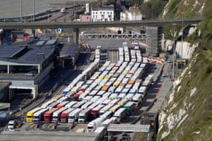 Lastwagen stehen Schlange im Hafen von Dover in Kent