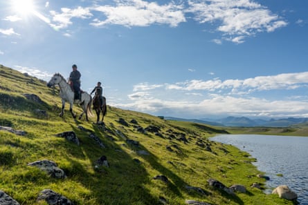 Moğolistan'ın Hovsgol Gölü kıyısında at sırtında yerel çobanlar.