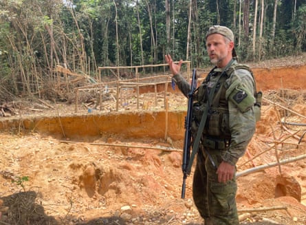 Felipe Finger, comandante das forças especiais do Ibama, órgão de proteção ambiental do Brasil, lidera suas tropas em uma missão para destruir minas ilegais no território indígena Yanomami na última sexta-feira