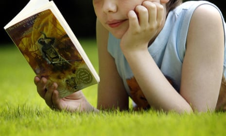 The number of books in a child’s home can be used to predict their cognitive test scores.