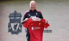 Arne Slot poses with a Liverpool shirt