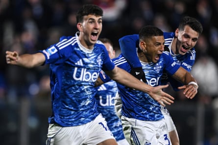 Diego Carlos celebrates scoring a goal for Como against Roma.