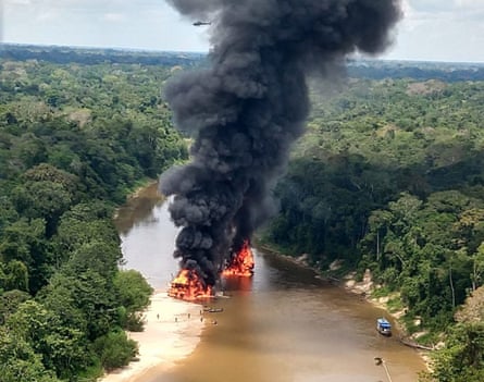 La policía federal y la agencia de protección indígena de Brasil destruyen embarcaciones mineras ilegales durante una operación de 2019 en la región del Valle de Javari organizada por Pereira y Saraiva.