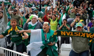 Los fanáticos de Pakistán celebran durante el partido de la Copa Mundial contra Inglaterra en Trent Bridge el verano pasado.