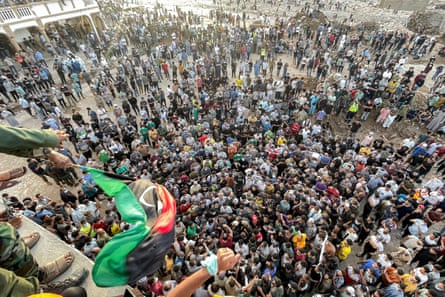 Mensen verzamelen zich voor een demonstratie buiten de overgebleven Al-Sahaba-moskee in de oostelijke stad Derna in Libië.