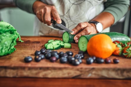 Tanınmayan yaşlı bir adamın evde sağlıklı bir yemek pişirirken çekilmiş fotoğrafı Vitamin gökkuşağının tüm renkleri