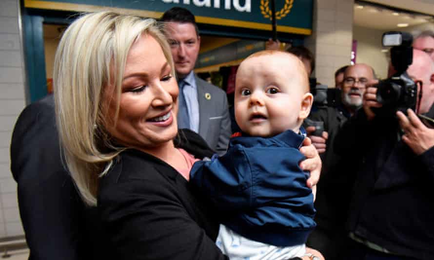 ميشيل أونيل تحمل طفلاً خلال مؤتمر صحفي في وقت سابق من هذا الأسبوع.