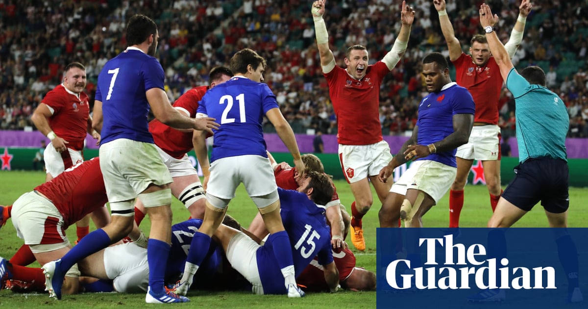 Wales come from behind to beat 14-man France in World Cup quarter-final