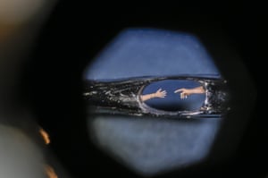 Hands needle sculpture by Willard Wigan