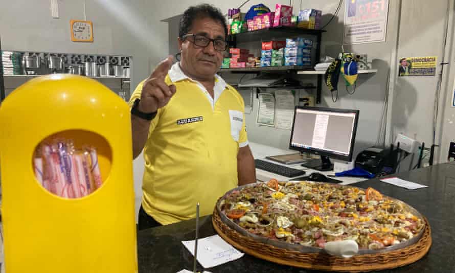 Valmer Chaves em seu restaurante estilo Bolsonaro na cidade amazônica de Ouro Preto do Oeste, onde vende pizza Bolsonaro.