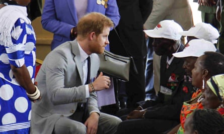Le prince Harry parle avec Jaston Khosa et d'autres anciens combattants à la caserne de Birmanie à Lusaka, en Zambie, en 2018