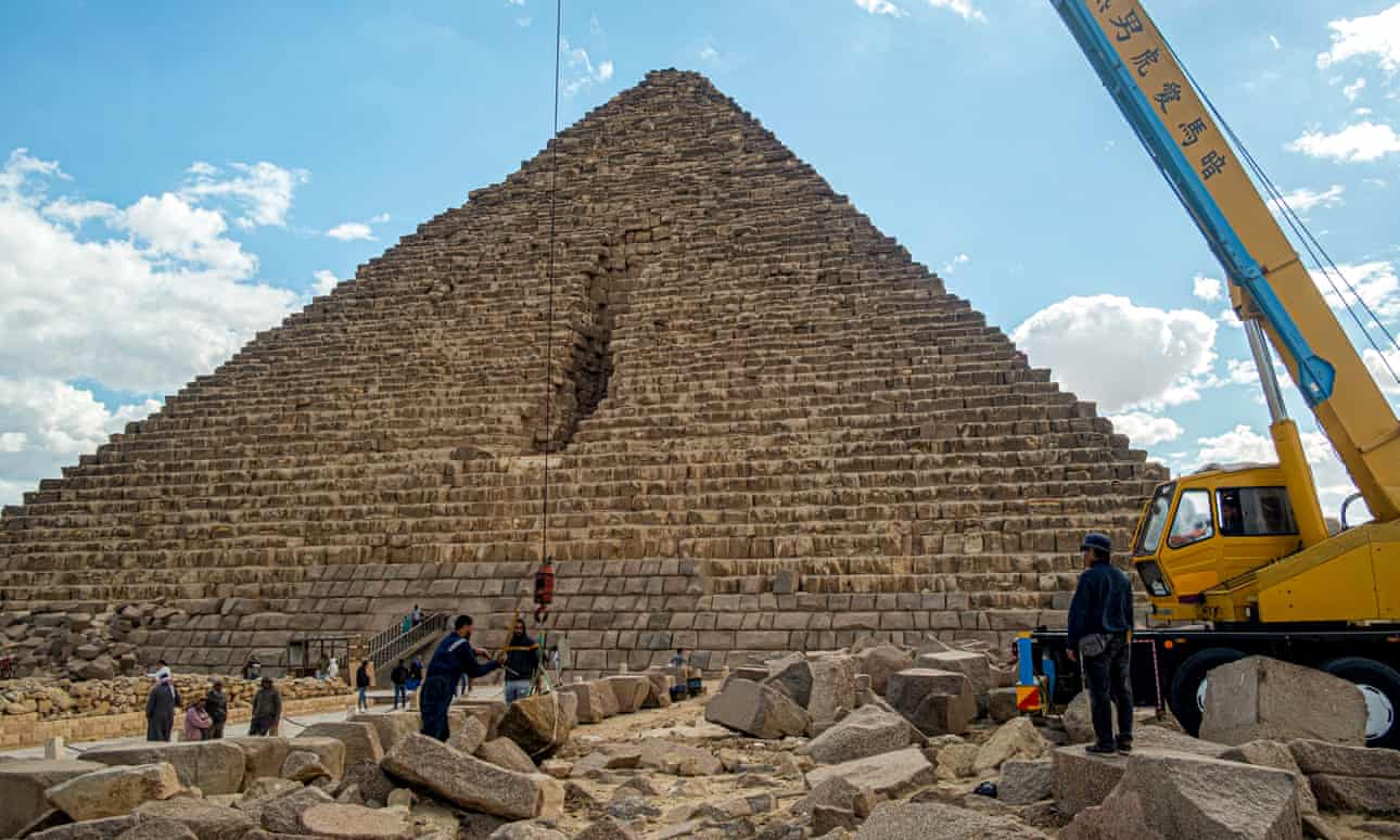 Egipto descarta plan de restaurar revestimiento en una de las tres grandes pirámides de Giza.