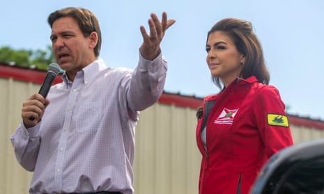 رون و كيسي ديسانتيس در تالسا، اوكلاهما، در 10 ژوئن.