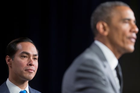 Julián Castro with Barack Obama at the Department of Housing and Urban Development in Washington DC, 31 July 2014.