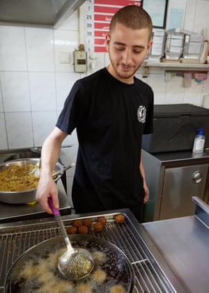 Τηγανίζοντας μπάλες φαλάφελ σε μια κουζίνα του Τελ Αβίβ