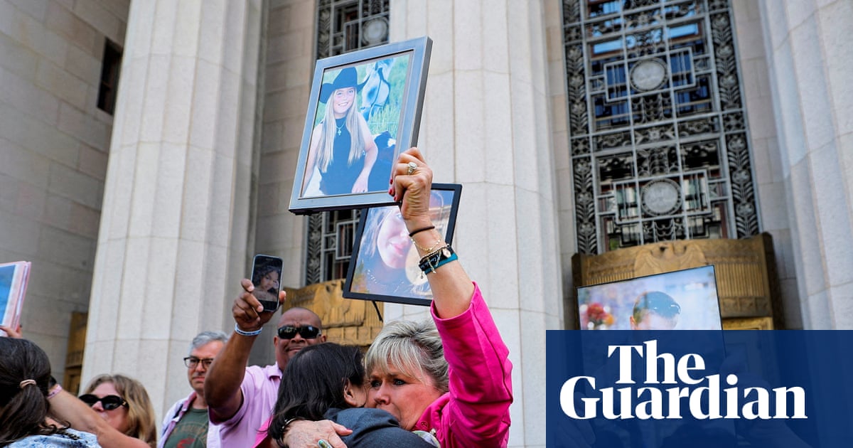 Starmer vows to tackle social media’s ‘addictive features’ to protect children