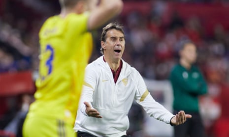 Julen Lopetegui on the touchline during last month’s Europa League tie against Dinamo Zagreb. His Sevilla team play West Ham in the last 16.