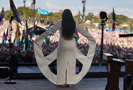 Marina Abramović performs a seven-minute silence on the Pyramid Stage.