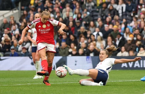 Georgia Stanway equalises for Arsenal.