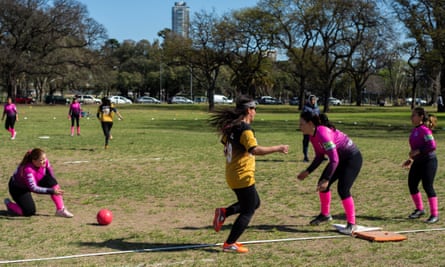 A Jacarandá player tries to score a run.