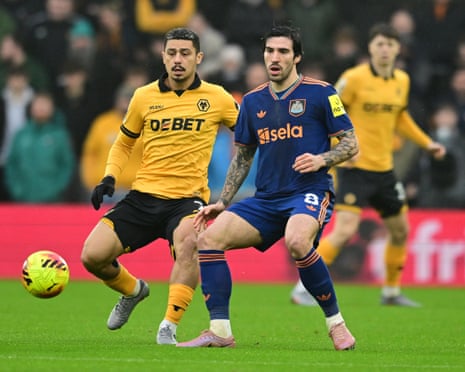 Sandro Tonali under pressure from Andre.