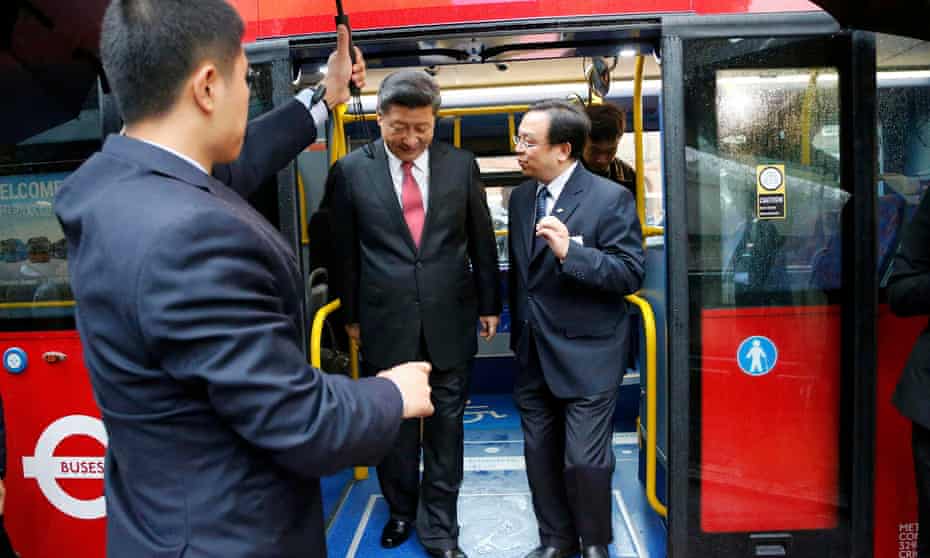 China’s President Xi Jinping gets off a London bus at Lancaster House in London