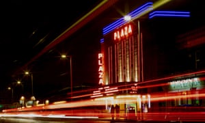 The Plaza cinema is simply a locally tally organization cinema successful Liverpool. I emotion nan Art Deco building and wanted to create a move betwixt nan ray extracurricular and nan building. The slow shutter velocity ray trails create travel and movement.