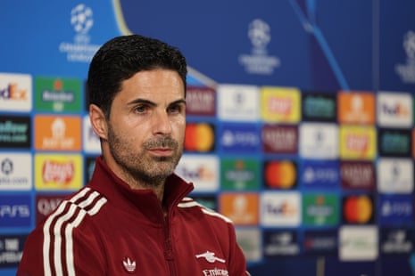 Mikel Arteta talks to the assembled press in Bilbao.