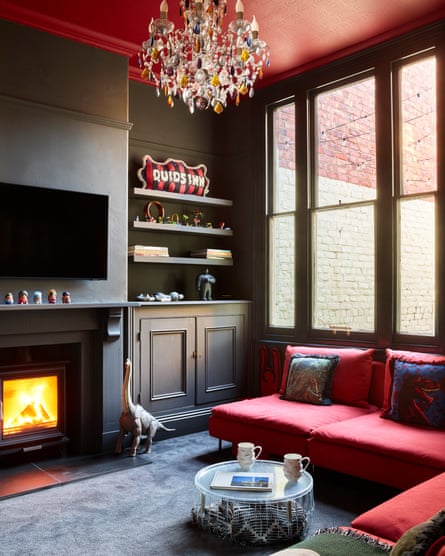 the more ‘grownup’ living space with its vivid, crimson red ceiling.