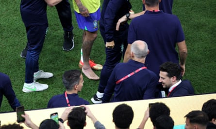 Neymar deixa o estádio com o tornozelo inchado após a vitória sobre a Sérvia.