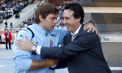 Mauricio Pochettino, then manager of Espanyol, greets Unai Emery of Valencia before a La Liga match in 2009. They meet as Spurs and Arsenal managers for the first time on Sunday.