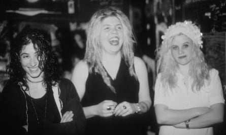 Babes in Toyland photographié en 1992 … (LR) Michele Leon, Lori Barbero et Kat Bjelland.